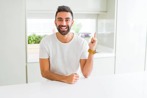 Charmant Shirt Blanc Décontracté Homme Hispanique Maison Avec Grand Sourire — Photo