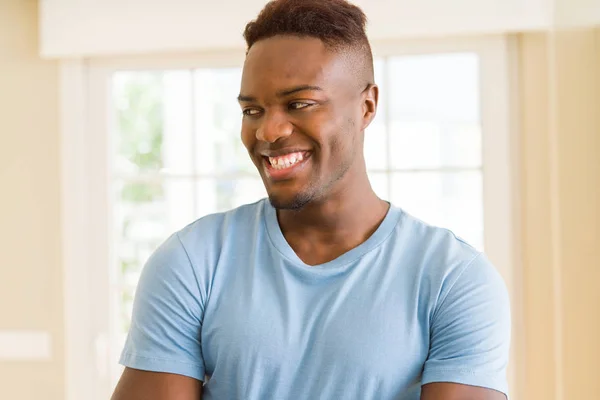 Beau jeune homme africain souriant gai avec un grand sourire sur — Photo