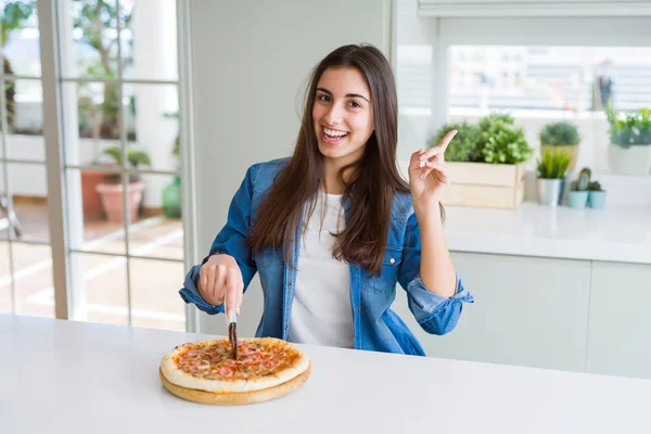 Piękna Młoda Kobieta Cięcie Smaczny Kawałek Pizzy Pomocą Noża Bardzo — Zdjęcie stockowe