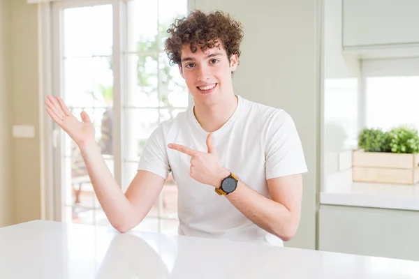 Homem Bonito Jovem Vestindo Shirt Branca Casa Espantado Sorrindo Para — Fotografia de Stock