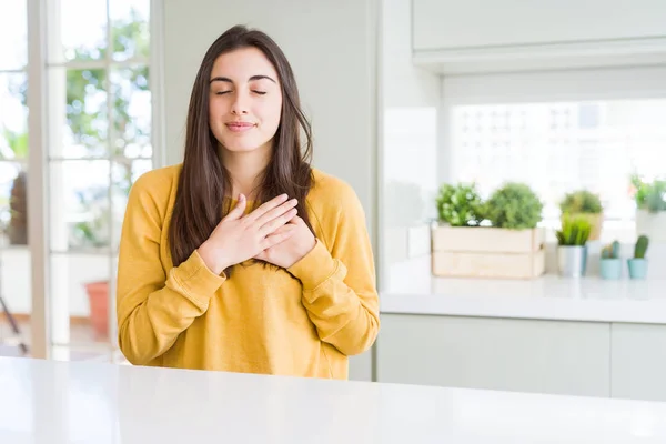 Mulher Bonita Usando Suéter Amarelo Sorrindo Com Mãos Peito Com — Fotografia de Stock