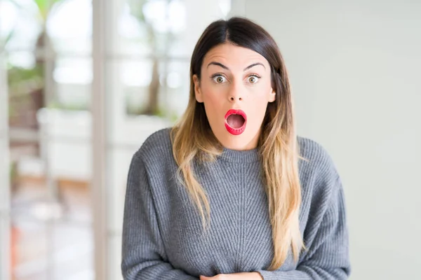 Mujer Hermosa Joven Vistiendo Suéter Invierno Casa Asustado Sorprendido Con — Foto de Stock