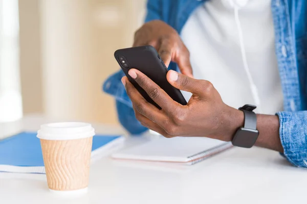 Close up of african man hands using smarpthone — Stock Photo, Image