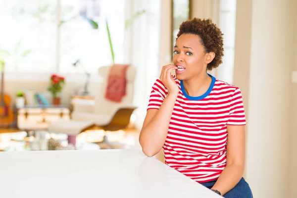 Junge Schöne Afrikanisch Amerikanische Frau Hause Sieht Gestresst Und Nervös — Stockfoto