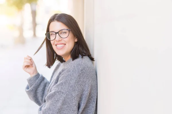 Bella Giovane Donna Con Gli Occhiali Sorridente Allegra Appoggiata Muro — Foto Stock