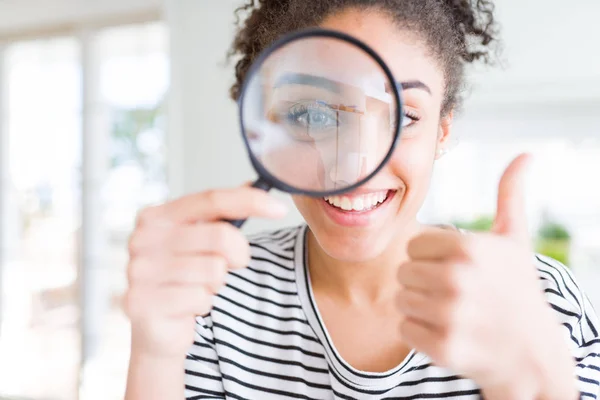 Mujer Afroamericana Joven Mirando Través Lupa Feliz Con Una Gran — Foto de Stock