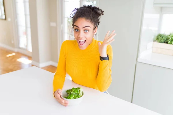 Jovem Afro Americana Comendo Brócolis Verde Quente Muito Feliz Animado — Fotografia de Stock