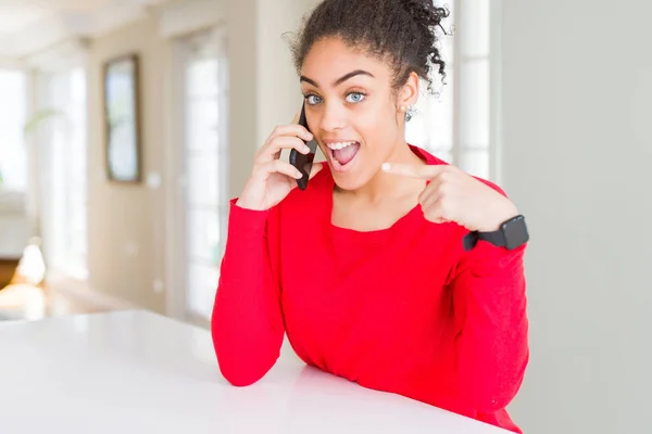 Young African American Woman Having Conversation Talking Smartphone Very Happy — Stock Photo, Image