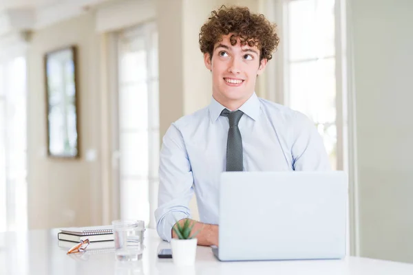 Jeune Homme Affaires Travaillant Avec Ordinateur Portable Bureau Souriant Côté — Photo