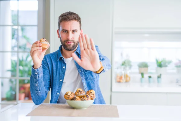 Hombre Guapo Comiendo Bollos Chocolate Con Mano Abierta Haciendo Señal — Foto de Stock