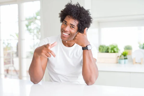 Mladý Afroameričan Obyčejném Bílém Tričku Sedí Doma Usmívá Mluví Telefonu — Stock fotografie