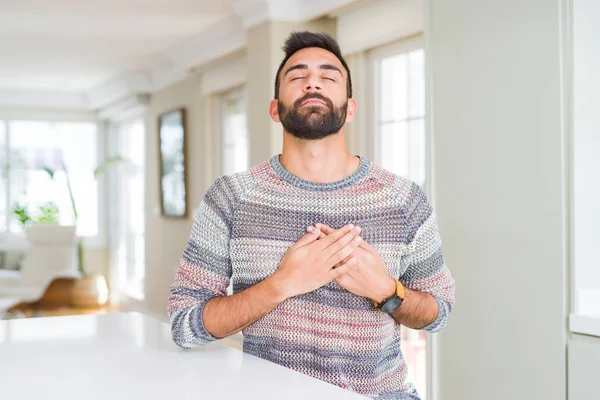 Bonito Hispânico Vestindo Camisola Casual Casa Sorrindo Com Mãos Peito — Fotografia de Stock