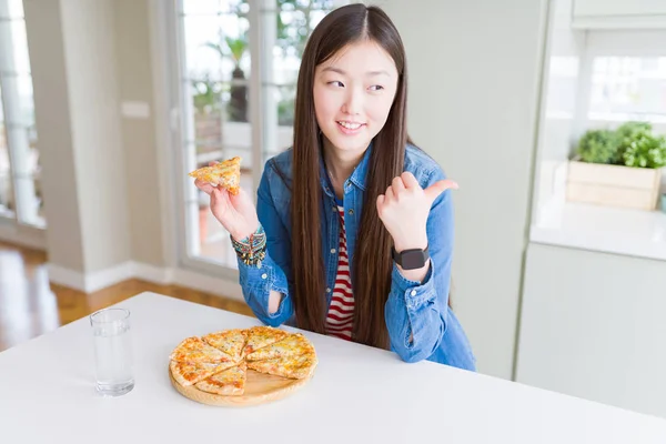 Hermosa Mujer Asiática Comiendo Una Rebanada Pizza Queso Señalando Mostrando — Foto de Stock