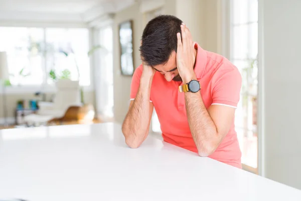 Schöner Hispanischer Mann Lässigem Shirt Hause Unter Kopfschmerzen Verzweifelt Und — Stockfoto