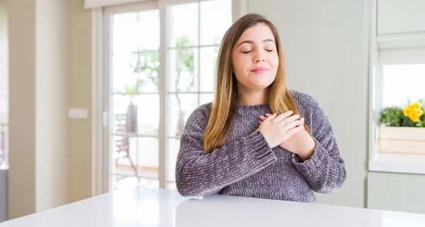 Bella Giovane Donna Casa Sorridente Con Mani Sul Petto Con — Foto Stock