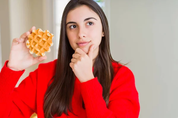 Gyönyörű Fiatal Eszik Édes Belga Waffle Tészta Komoly Arca Gondolkodás — Stock Fotó