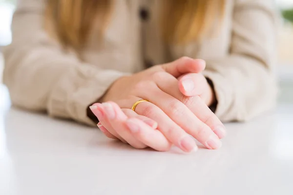 Primer plano de las manos de la mujer mostrando la alianza de oro con las manos en ea — Foto de Stock