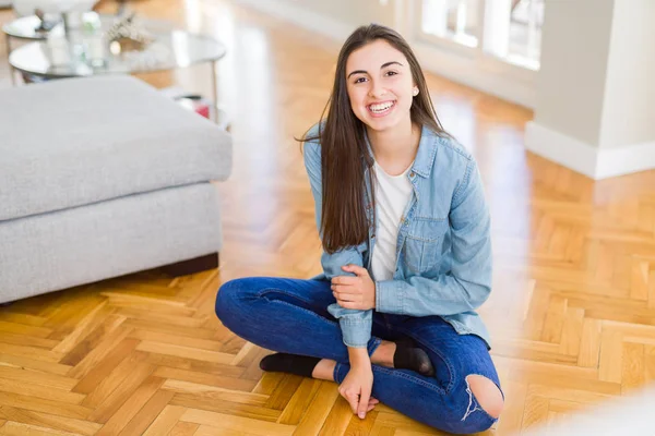 Bela jovem morena mulher sorrindo alegre olhando para o c — Fotografia de Stock