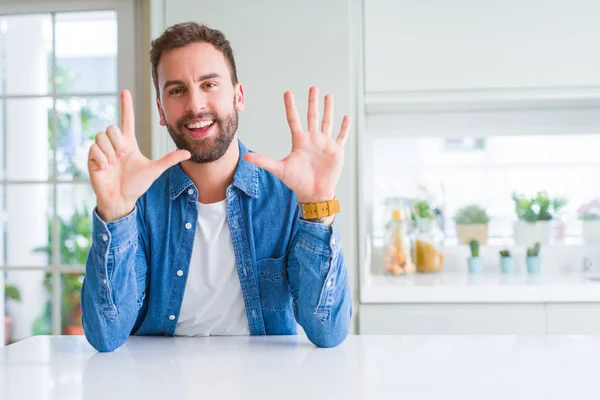 Bonito Homem Casa Mostrando Apontando Para Cima Com Dedos Número — Fotografia de Stock