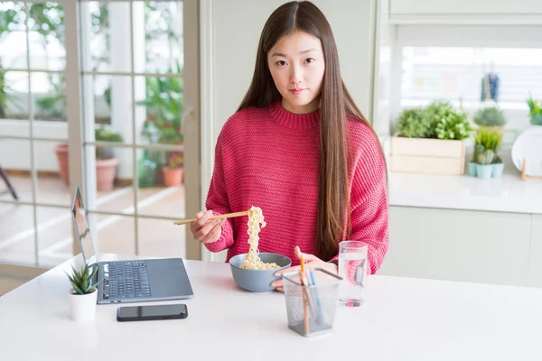 Mooie Aziatische Vrouw Werken Met Behulp Van Laptop Het Eten — Stockfoto