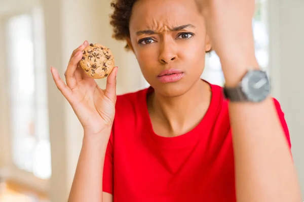 Jonge African American Vrouw Eten Van Chocolade Chips Cookies Boos — Stockfoto