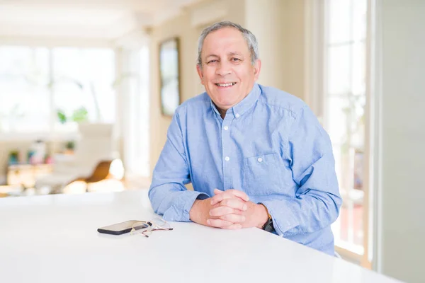 Hombre mayor guapo sonriendo confiado — Foto de Stock