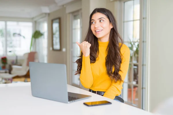 Mujer Joven Usando Computadora Portátil Sonriendo Con Cara Feliz Mirando —  Fotos de Stock