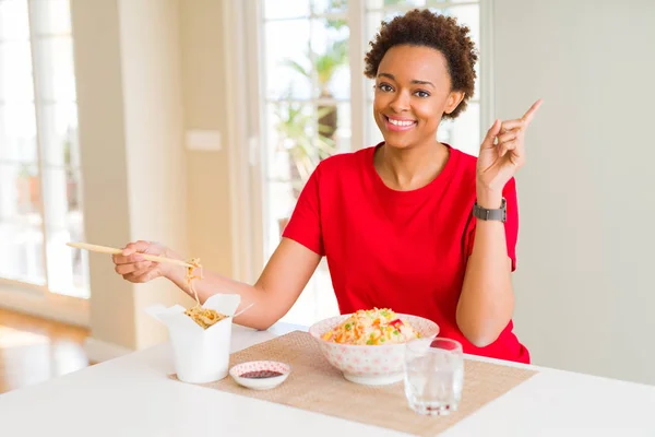 Fiatal Afroamerikai Afro Haj Táplálkozás Ázsiai Élelmiszer Otthon Nagyon Boldog — Stock Fotó