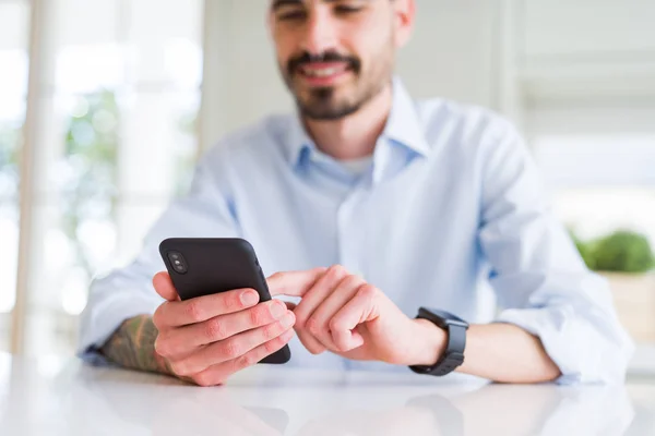 Close Van Zakelijke Man Werken Met Behulp Van Smartphone Glimlachend — Stockfoto