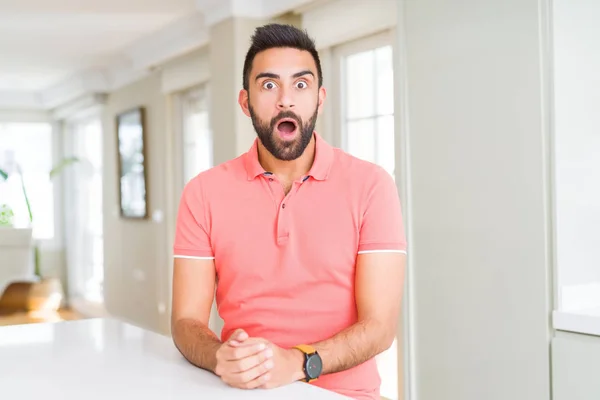 Bonito Homem Hispânico Vestindo Camiseta Casual Casa Com Medo Chocado — Fotografia de Stock