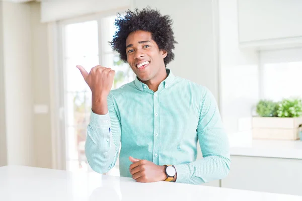 African American Business Man Het Dragen Van Elegante Shirt Glimlachend — Stockfoto