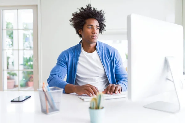 African American Man Werken Met Behulp Van Computer Met Een — Stockfoto