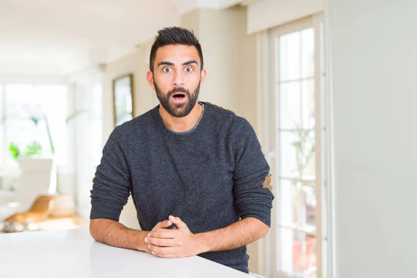 Hombre Hispano Guapo Vistiendo Suéter Casual Casa Asustado Sorprendido Con —  Fotos de Stock