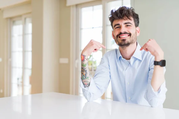 Joven Hombre Negocios Sentado Mesa Blanca Mirando Confiado Con Sonrisa — Foto de Stock