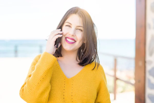 Mulher Bonita Sorrindo Chamada Positiva Usando Smarpthone Cidade Cidade — Fotografia de Stock