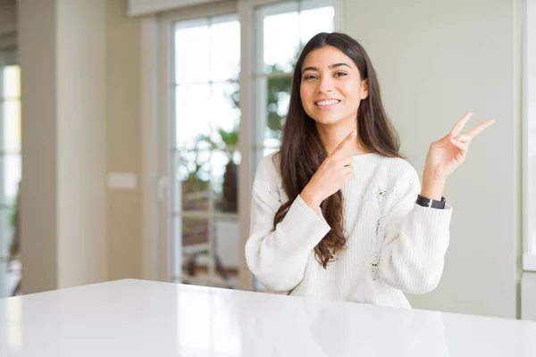 Jovem Mulher Bonita Casa Mesa Branca Sorrindo Olhando Para Câmera — Fotografia de Stock