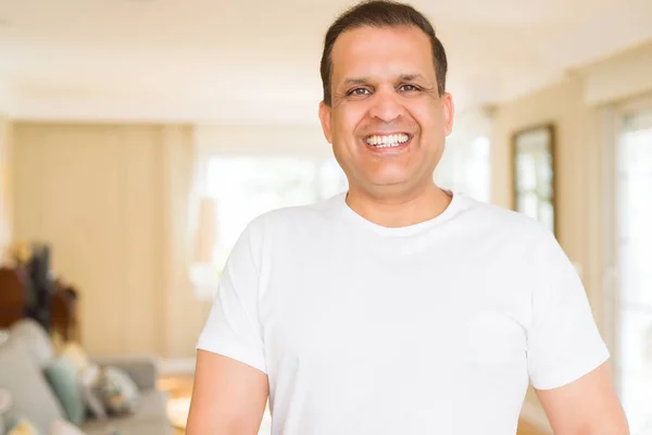 Hombre de mediana edad sonriendo confiado a la cámara en casa — Foto de Stock