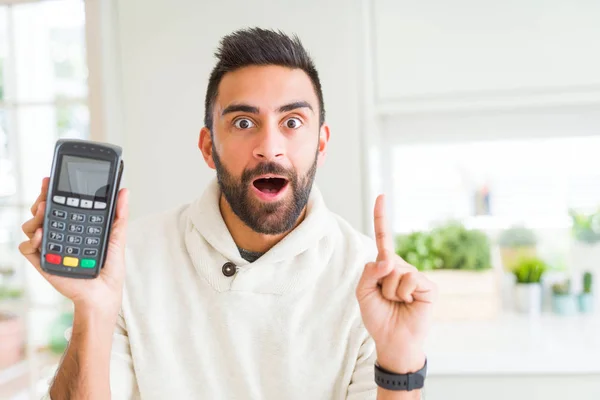 Yakışıklı Spanyol Adam Satış Noktası Terminal Dataphone Tutan Mutlu Yüz — Stok fotoğraf