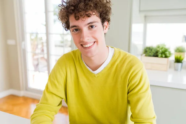 Homem Bonito Jovem Vestindo Suéter Amarelo Casa Com Sorriso Feliz — Fotografia de Stock
