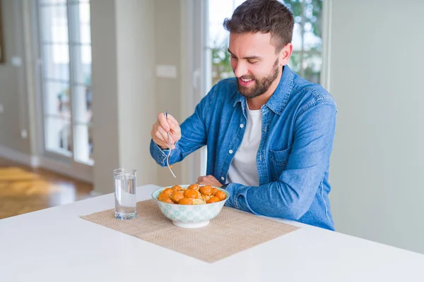 Hombre Guapo Comiendo Pasta Con Albóndigas Salsa Tomate Casa Mientras — Foto de Stock