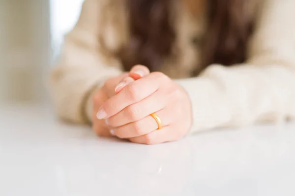 Крупним планом жінка схрестила руки в золотому союзі для мами — стокове фото
