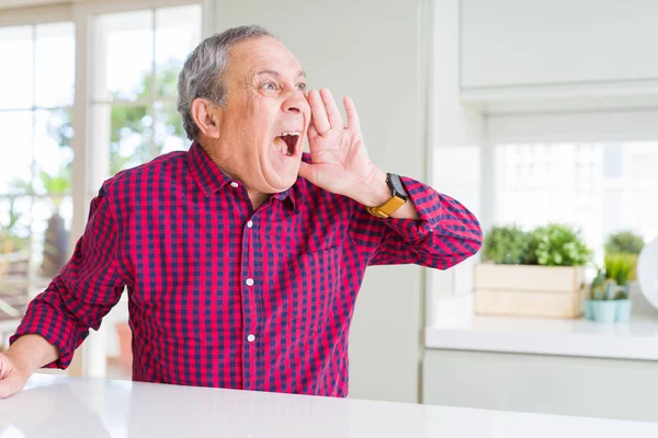 Hombre Mayor Guapo Casa Gritando Gritando Fuerte Lado Con Mano — Foto de Stock