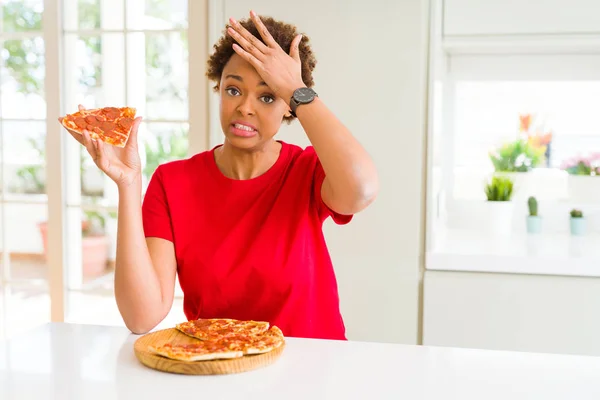 Mujer Afroamericana Joven Comiendo Sabrosa Pizza Peperoni Estresada Con Mano — Foto de Stock