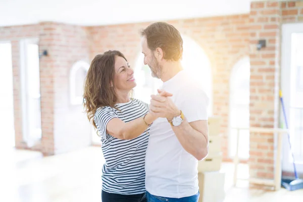 Medelålders Senior Par Flyttar Till Ett Nytt Hus Dans Och — Stockfoto