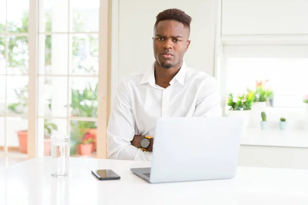 Afrikanischer Amerikanischer Geschäftsmann Der Mit Einem Laptop Arbeitet Skeptisch Und — Stockfoto