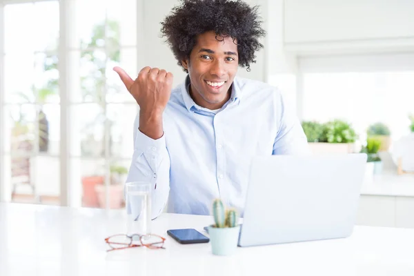 アフリカ系アメリカ人のビジネスマンは ノートパソコンを使って働き 幸せな顔をして親指で顔を見せる — ストック写真