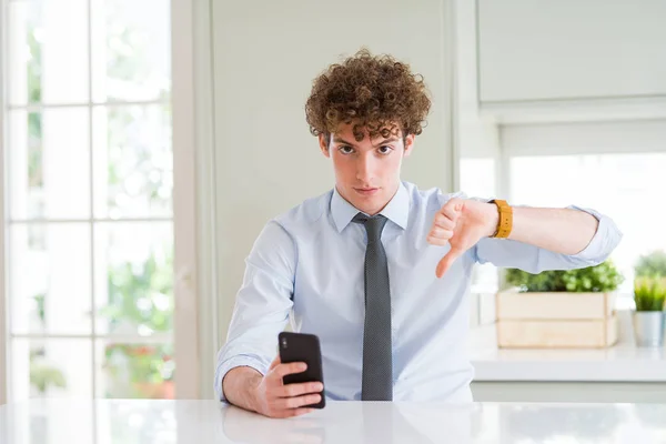 Молодой Бизнесмен Использующий Смартфон Офисе Разгневанным Лицом Негативный Знак Показывающий — стоковое фото