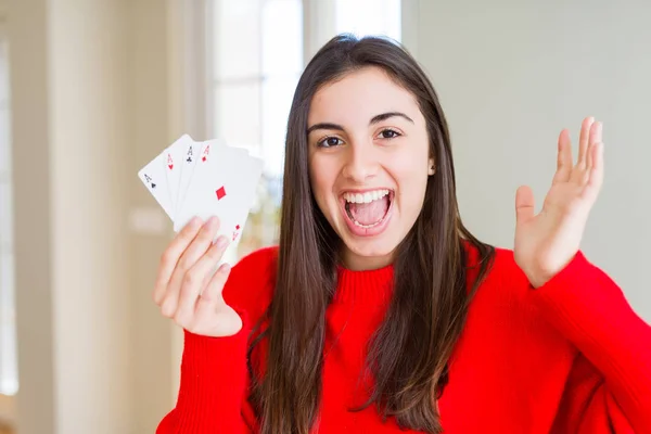 Mulher Bonita Jogando Poker Muito Feliz Animado Expressão Vencedora Celebrando — Fotografia de Stock