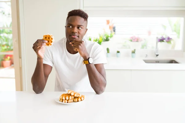 Homme Afro Américain Mangeant Une Gaufre Belge Sucrée Visage Sérieux — Photo