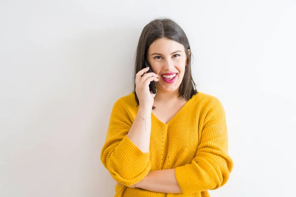 Vacker Brunett Ung Kvinna Ler Säker Kallelse Med Smartphone Isolerade — Stockfoto